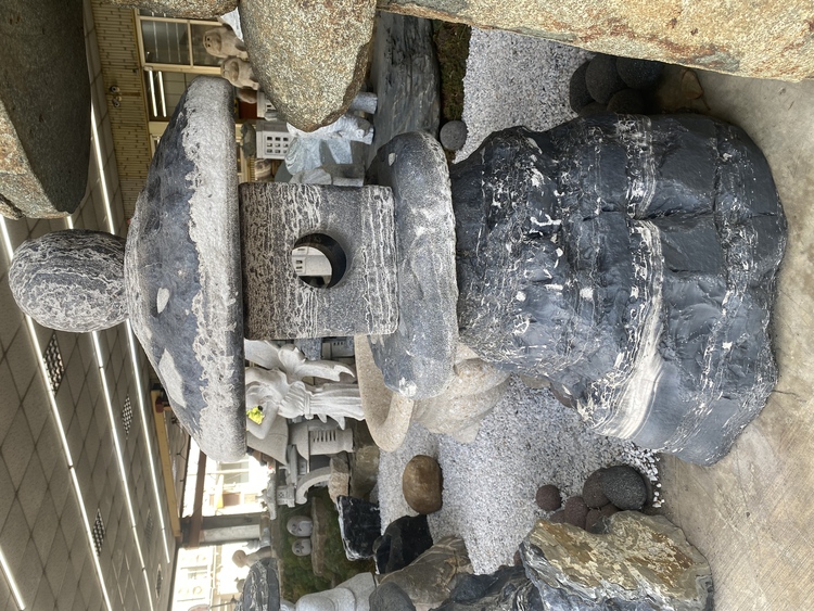 黑花石燈配置於日式庭園步道與枯山水造景中的石材景觀燈