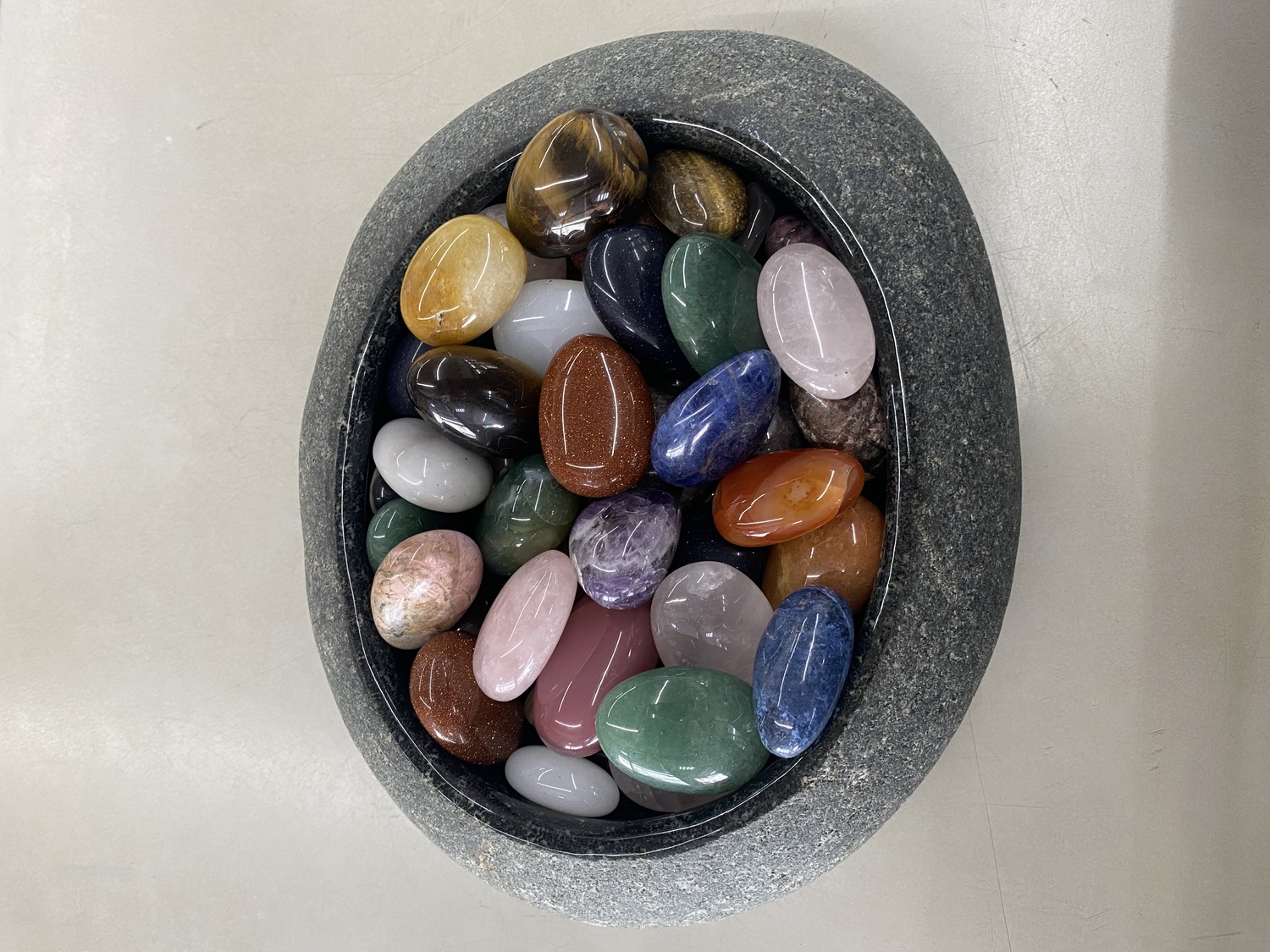 彩寶石用於庭園造景水景周邊與植栽區鋪面點綴的彩色礦石材料