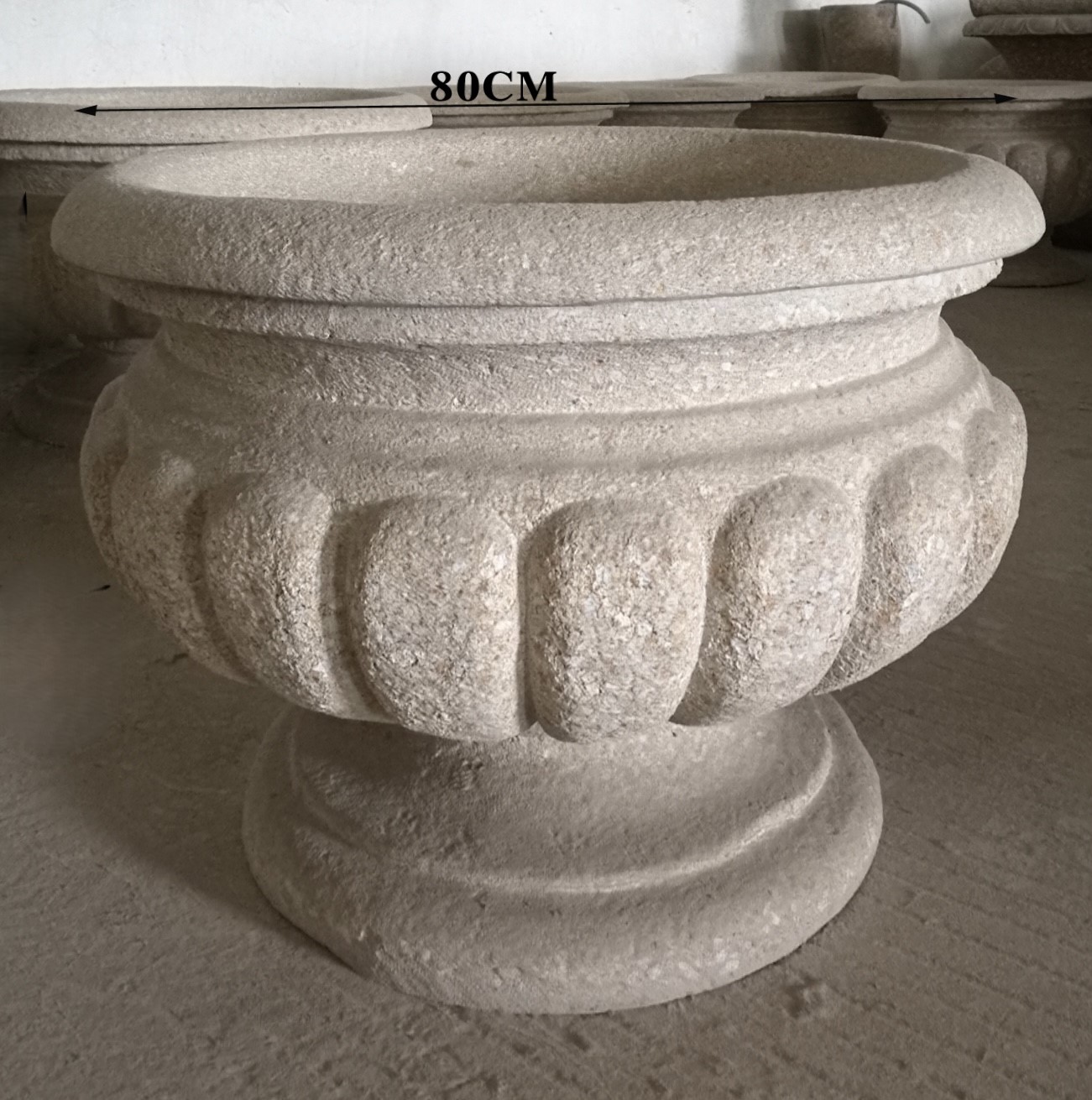 微晶石花盆配置於日式庭園植栽與入口迎賓景觀節點的石紋花器