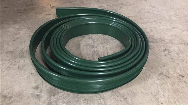 草皮分隔板應用於庭園草皮與石材鋪面之間的邊界分隔配置