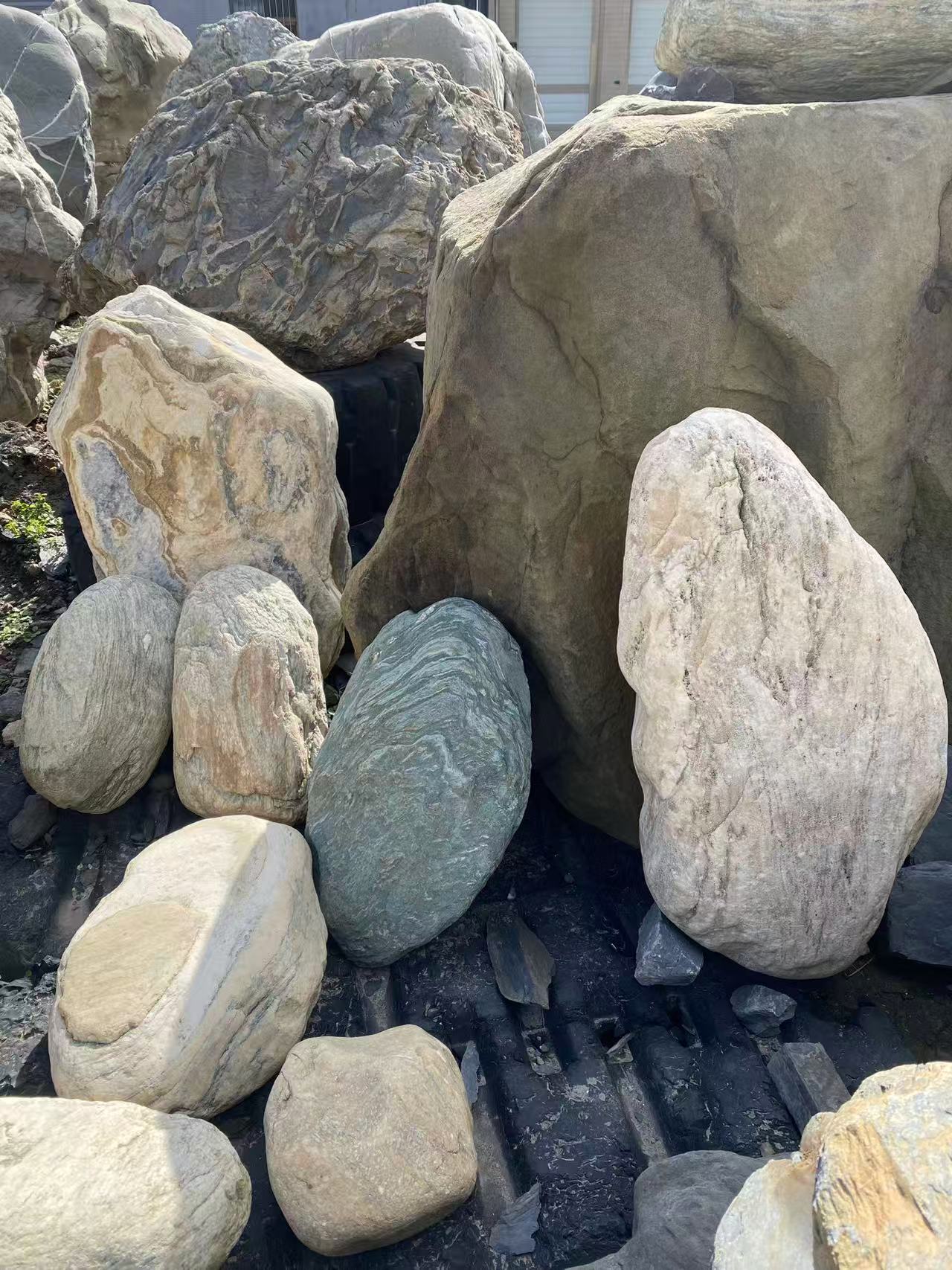 天然石材鎮宅石作為庭院主景的配置方式