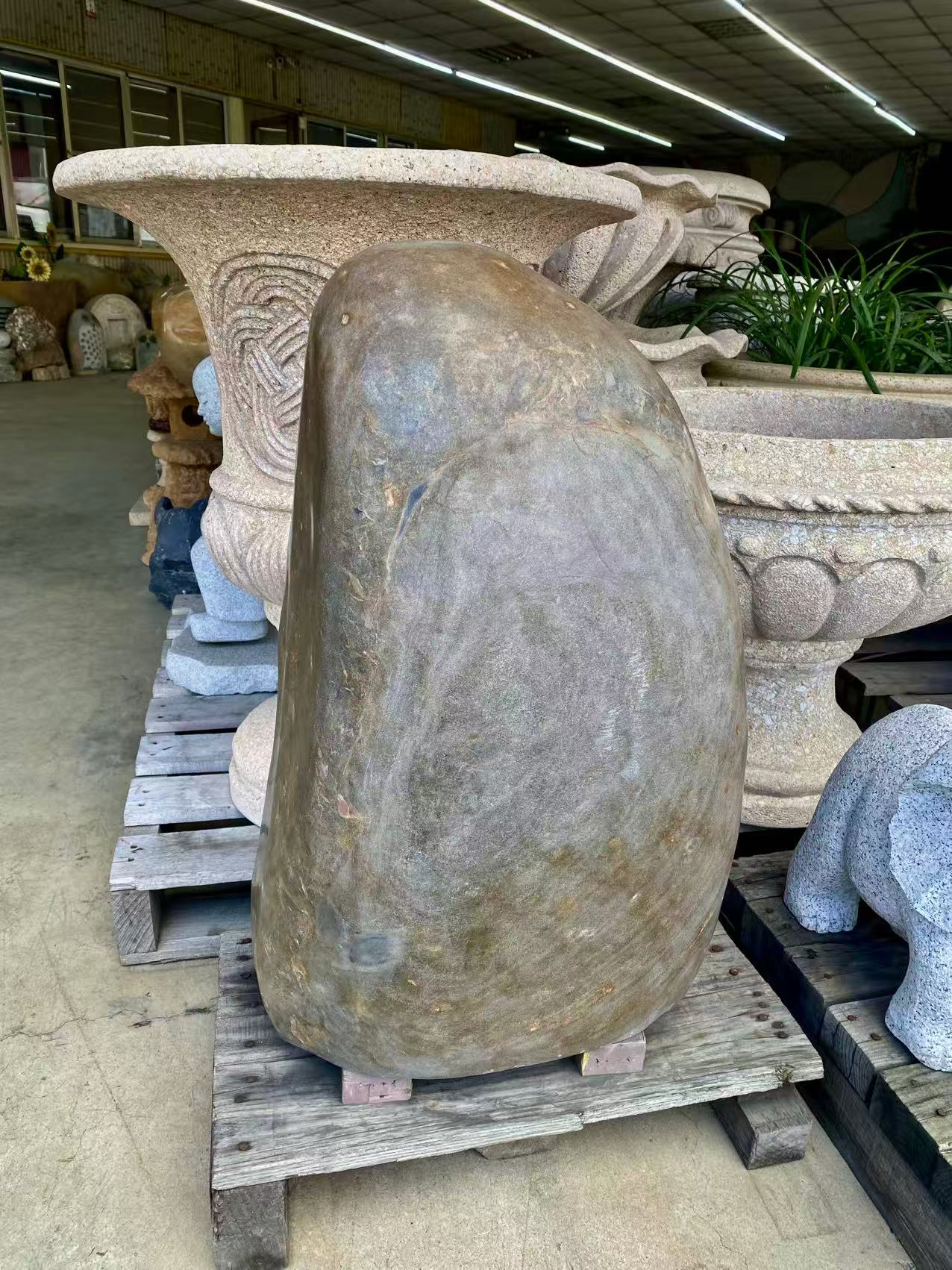 天然洞紋鎮石呈現厚重穩定的庭院風水效果