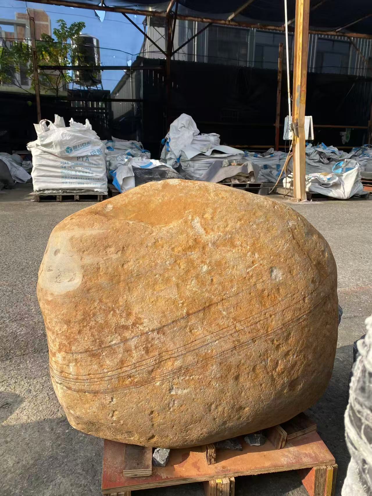 深色鎮宅石搭配景觀植栽形成穩重庭園景觀